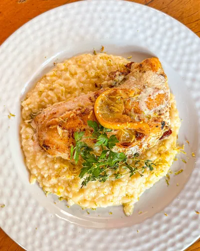 Filé de cherne grelhado sobre risoto cremoso de limão siciliano