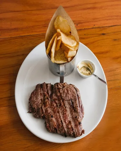 Fraldinha Angus grelhada, servida com cone de batata e manteiga temperada
