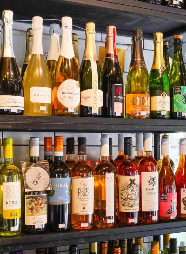 Prateleira com a carta de vinhos e espumantes do Mironga